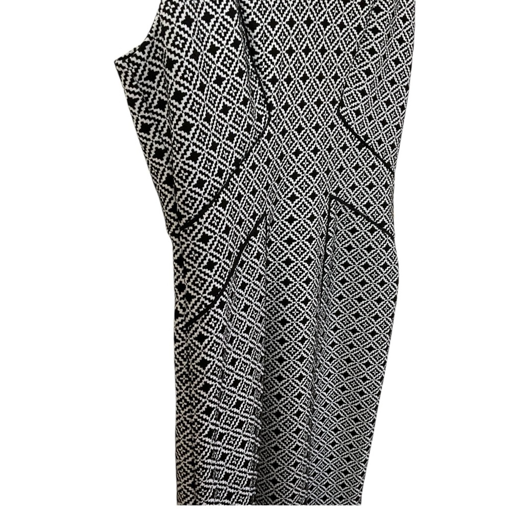 Adrianna Papell V‎ Neck Sleeveless Dress in white and black geometric pattern. 8 - Picture 6 of 16